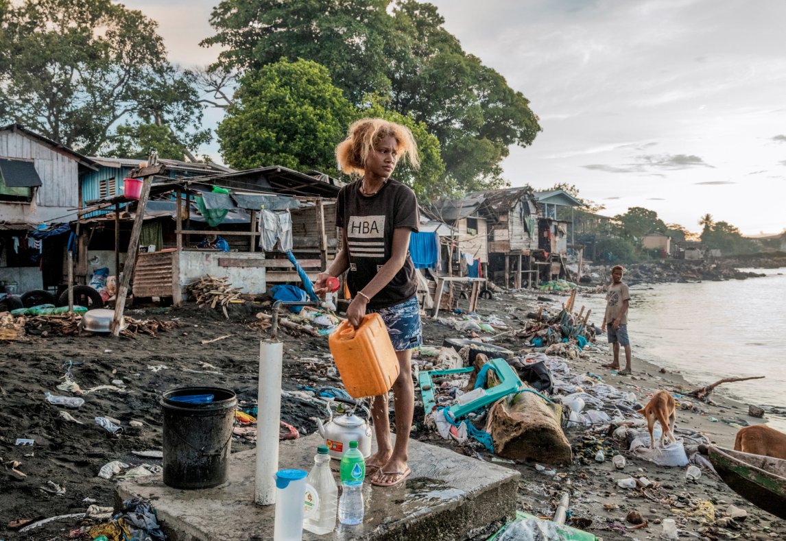 <p>GEFÄHRLICHE FLUTEN Seit ein Sturm in der Hauptstadt Honiara den Strand der Siedlung Mamana Wata weggerissen hat, ist sie den Meeresfluten schutzlos ausgesetzt, die ständig Plastikmüll herantragen</p>
