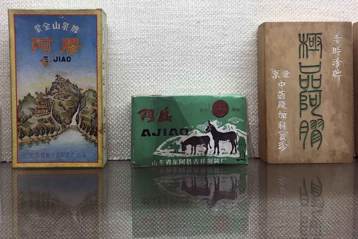 Ejiao wird in China schon seit Jahrtausenden als Heilmittel verwendet. Der Hersteller Dong'e Ejiao stellt alte Packungen im hauseigenen Museum aus.
