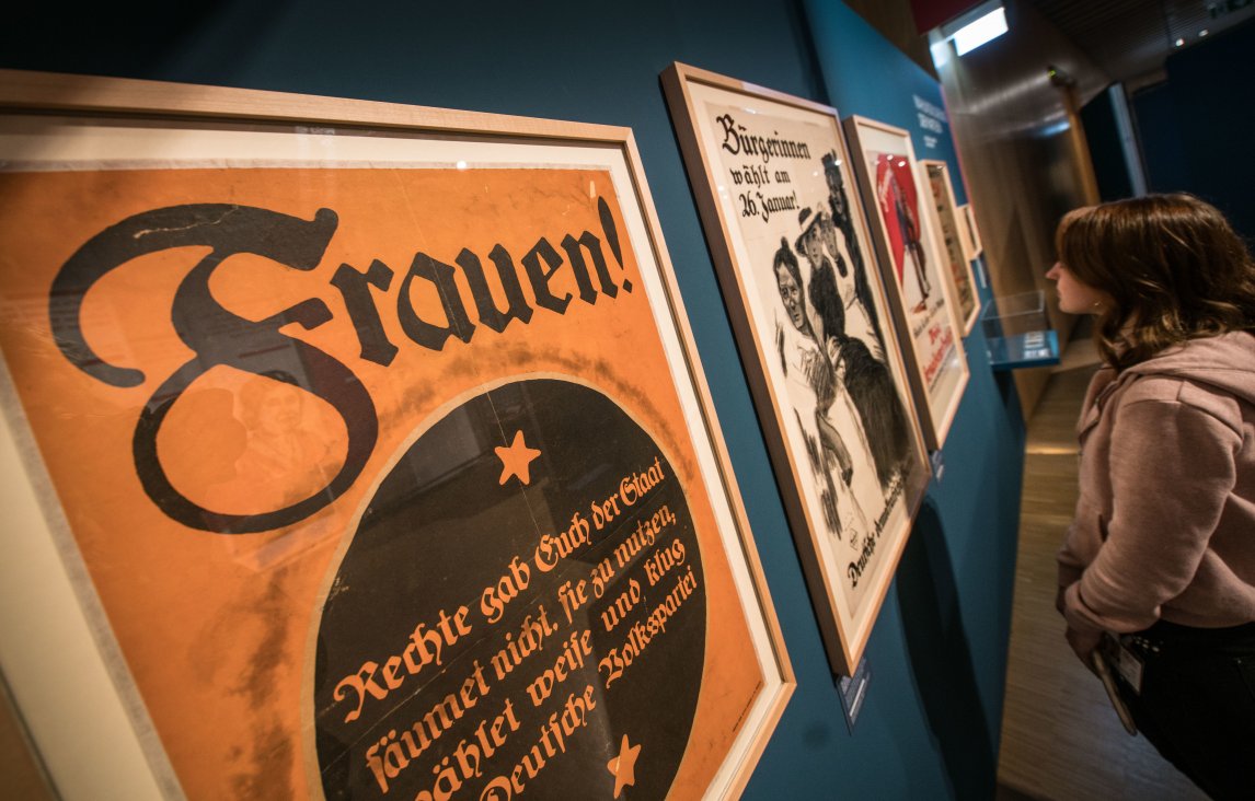 Vor hundert Jahren, am 19. Januar 1919, konnten Frauen in Deutschland zum ersten Mal wählen gehen. Die Ausstellung „Damenwahl“ im Historischen Museum Frankfurt zeigt Plakate als Zeugnisse dieser bewegten Zeiten.
