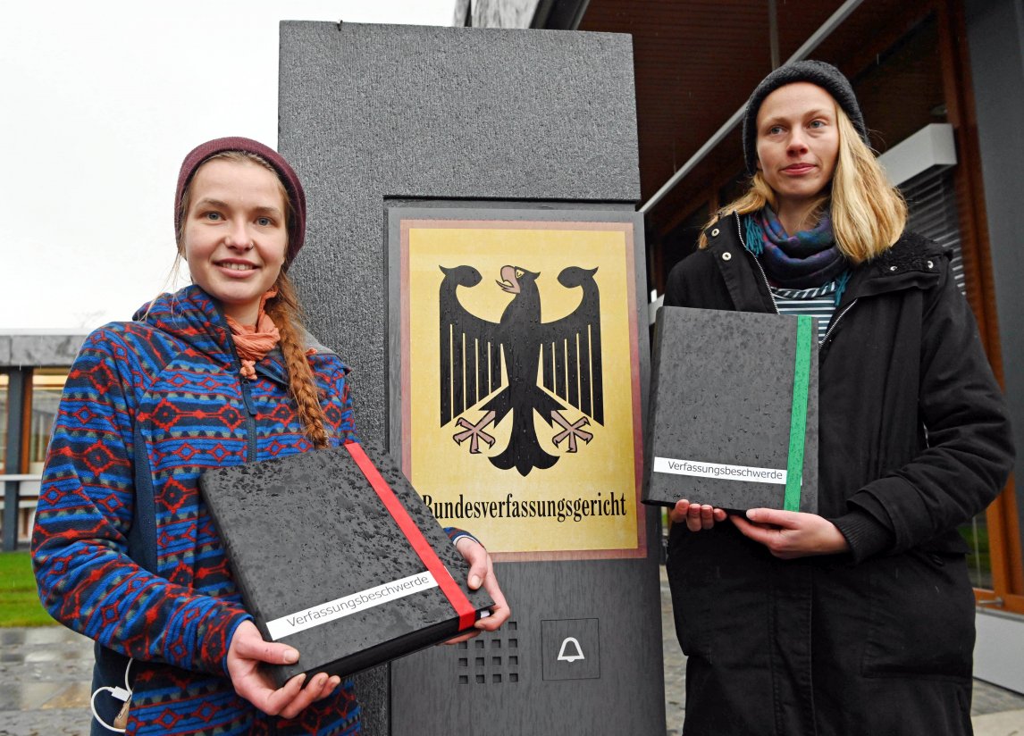 Die beiden Studentinnen Caroline Kuhn (rechts) und Franziska Schmitt beim Einwurf ihrer Verfassungsbeschwerde in Karlsruhe.
