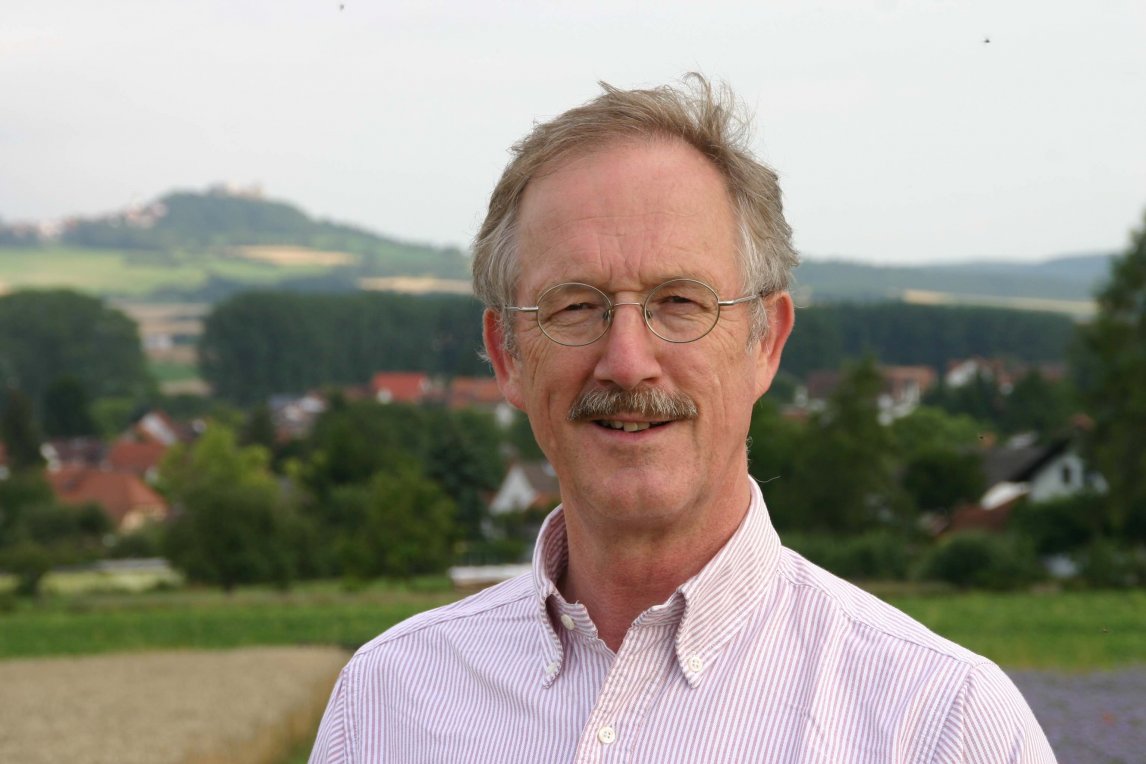 Dr. Felix Prinz zu Löwenstein erntet auf seinem biologischen Hof unter anderem Kräuter
