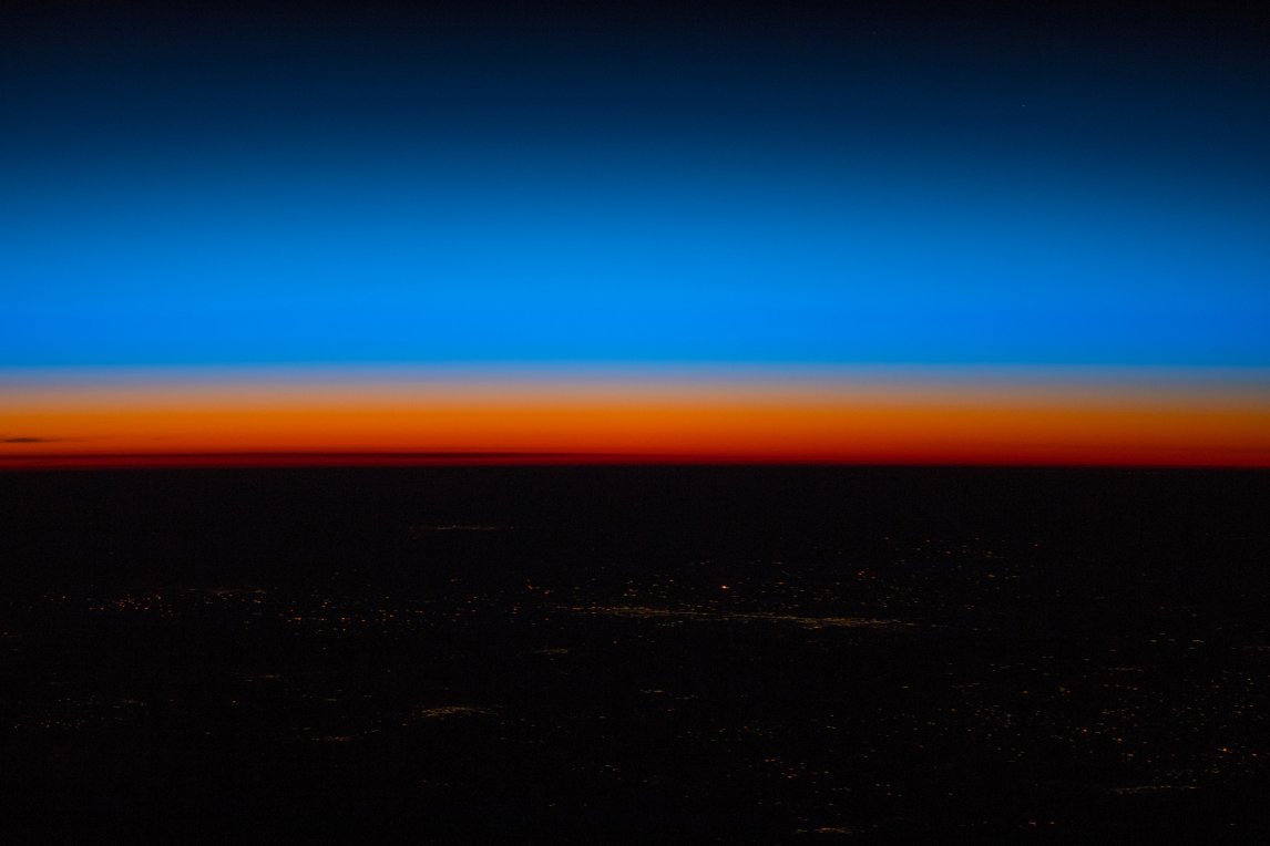 Schöne Aussichten aus dem All? Erst auf den zweiten Blick erkennt man auf dem Foto, das Astronaut Alexander Gerst von der Raumstation ISS twitterte, zahlreiche glimmende Waldbrände in Kalifornien.
