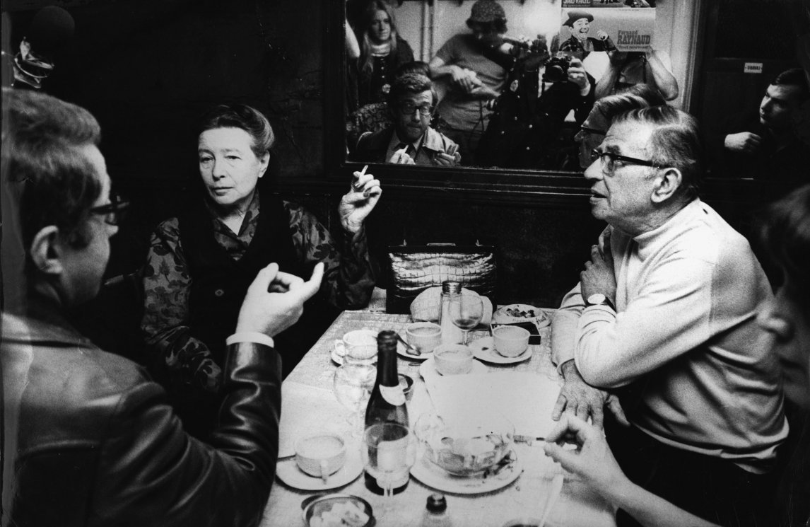 Die Feministin, Philosophin und Gesellschaftsrevolutionärin Simone de Beauvoir 1970 in Paris. Rechts im Bild ihr Lebenspartner Jean-Paul Sartre, ebenfalls Philosoph
