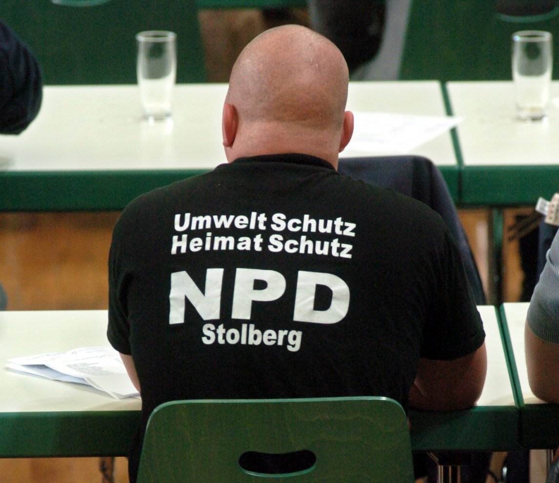 Ein Delegierter mit einem T-Shirt mit dem Aufdruck "Umweltschutz Heimatschutz NPD Stolberg" beim NPD-Bundesparteitag im thüringischen Leinefelde
