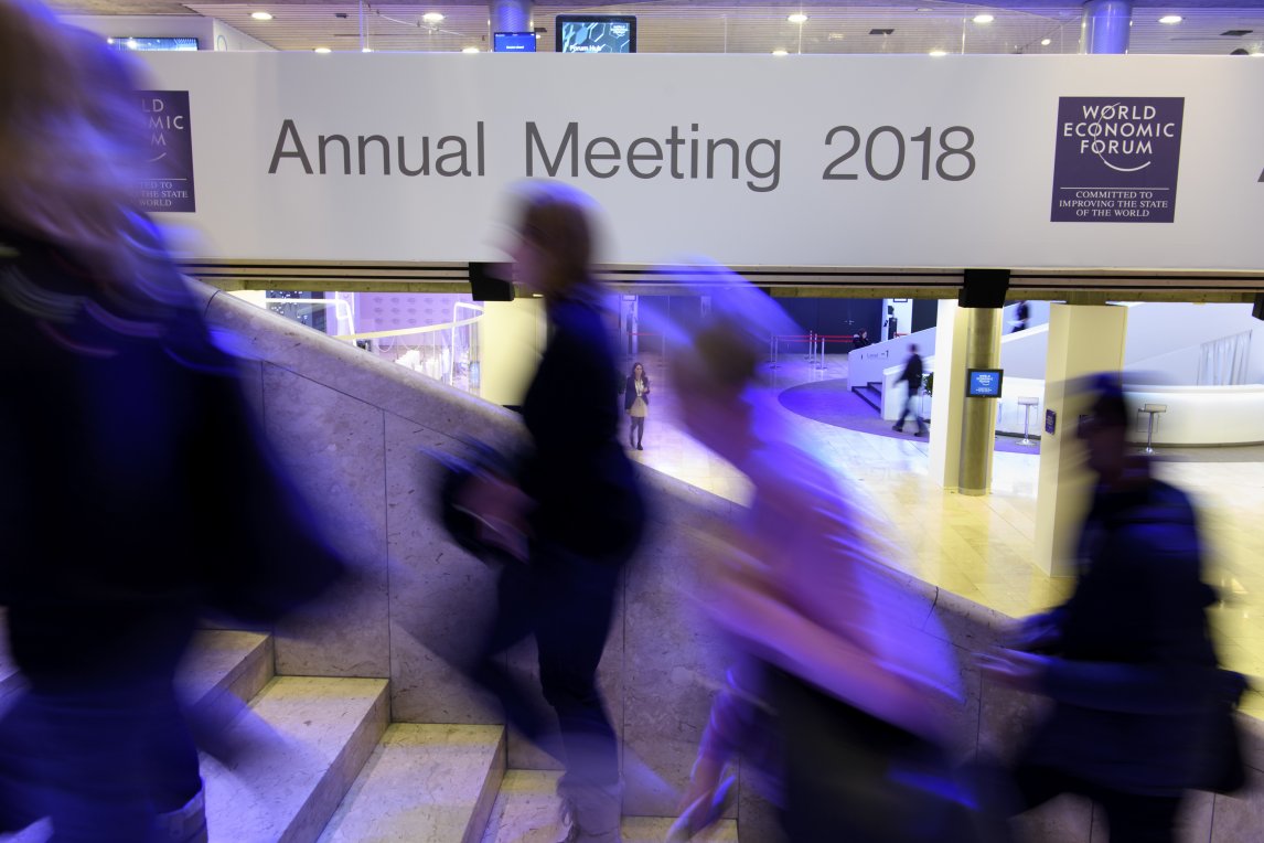 Einen Tag vor dem offiziellen Start des Weltwirtschaftsforums in Davos eilen Teilnehmende durch die Hallen des Kongresszentrums. Die Veranstaltung bringt vom 23. bis zum 26. Januar 2018 Wirtschaftsvertreter mit Politikern, Wissenschaftlern und Menschen aus der Zivilgesellschaft zusammen
