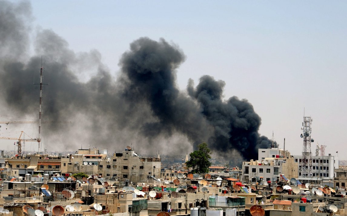 Das Bild zeigt den Rauch, der von einer Bombenexplosion im Justizpalast von Damaskus aufsteigt

