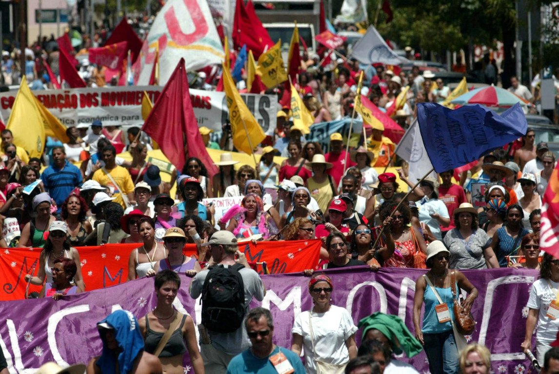 Tausende marschieren 2005 beim Marsch am Ende des Weltsozialforums in Porto Alegre mit.
